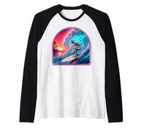 Retro Surfer Riding Vibrant Ocean Wave Maglia con Maniche Raglan