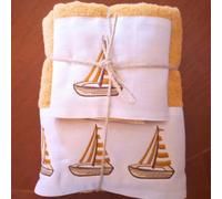 RICAMI FIORENTINI BALDI Set asciugamani per bagno con ricamo con barchette. Cotone 100%, 420 gr/mq. 2 pezzi: 1 per viso e 1 per bidet. Idea regalo. (Barcolana, giallo)