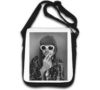 Rich and Famous Singer Actor Guy Pop Star con occhiali, fumo sigaretta, borsa a tracolla bianca