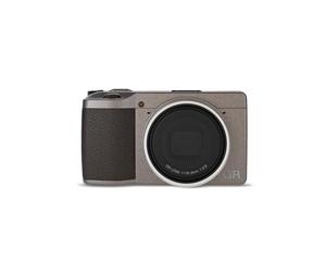 Ricoh GR III Diary Edition, corpo grigio caldo metallizzato con impugnatura marrone scuro e anello argento naturale, fotocamera digitale compatta con sensore CMOS APS-C da 24MP, obiettivo GR 28mmF2.8