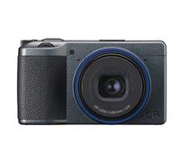 Ricoh GR IIIx Urban Edition, cassa grigio metallizzato con anello blu navy, fotocamera digitale compatta con sensore CMOS APS-C da 24 MP, obiettivo 40 mmF2.8 GR (equivalente al formato 35 mm)