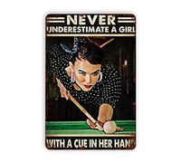 Riproduzione di cartelli in metallo con scritta "Never Underestimate A Girl with A Cue in Her Hand", decorazione da parete vintage, decorazione da parete retrò, decorazione divertente per casa, bar