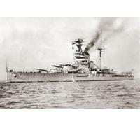 Risoluzione HMS della classe Royal Sovereign. Il rigonfiamento lungo la linea di galleggiamento minimizzava una precedente tendenza a rotolare. Da navi da guerra britanniche pubblicato nel 1940