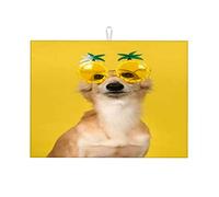 Ritratto di un simpatico folletto di seta che indossa una divertente immagine estiva di pino. Tappetino scolapiatti in microfibra, antiscivolo, piccolo, 16 x 18 pollici.