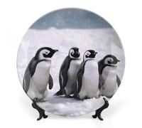 Rkklvbns Piatto decorativo in porcellana con motivo di pinguini giovani con neve e ossa, con espositore da parete, decorazione per la casa, ufficio, hotel, 15,2 cm