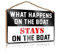 RLVH Cartello da appendere alla parete, con scritta in lingua inglese "What Happens On The Boat Stays on the Board", in legno, decorazione per porta d'ingresso, decorazione da appendere per esterni