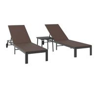Roanoer Set di 3 sedie a sdraio con tavolo, in polyrattan, marrone | Due lettini con ruote e schienale regolabile e tavolino in vetro per giardino e terrazza.