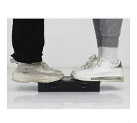 Robusta scatola di plastica progettata per organizzare in modo sicuro varie piccole parti come clip, rivetti e frammenti meccanici (D)