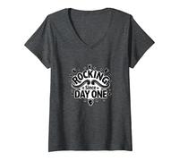 Rocking It Since Day One Retro Music Lovers Citazione Maglietta con Collo a V, Donna, Grigio Scuro, S