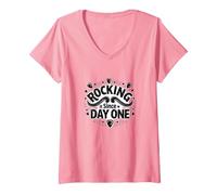 Rocking It Since Day One Retro Music Lovers Citazione Maglietta con Collo a V, Donna, Rosa, S