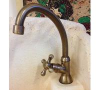 Rubinetto in ottone bronzato da piano singola erogazione con bocca girevole