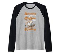 Running On Coffee And Knitting Yarn Crocheting Hobby - Maglia con Maniche Raglan
