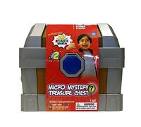 Ryan's World Micro Mystery Chest - Serie 2; il contenuto include micro petto, veicolo UFO, piccolo pugnale in schiuma, sabbia cinetica, filatore, 4 figure e un adesivo
