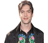Sagoma a mezzo corpo di Ethan Peck (casual)