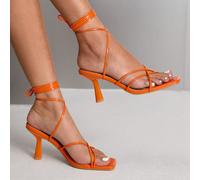 Sandali alla moda con cinturini e tacco basso per l'estate, tacchi per laurea, tacchi per ballo di fine anno, scarpe per vacanze, sandali eleganti estivi, scarpe da festa con stile chic e accattivante