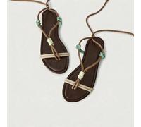 Sandali boho multicolore con lacci intrecciati a mano e una tavolozza vibrante - l'essenziale per il festival estivo perfetto per le avventure primaverili e un'estetica da ospite rilassata e artigiana