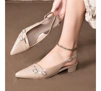 Sandali con tacco alto lucidi e color nudo in stile francese. Questa scarpa presenta decorazioni metalliche, abbinata a un motivo a tinta unita, un design a punta e un tacco chunky. Il design compless