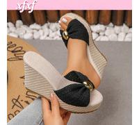 Sandali con zeppa e tacco alto da donna con design a fiocco intrecciato, impreziositi da un accento in metallo con fibbia. Caratterizzati da una piattaforma intrecciata e impermeabile, sono uno stile