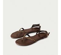 Sandali infradito con borchie in marrone cioccolato con accenti in piramide color oro antico - una silhouette audace ed elegante per uno stile da festival, streetwear primaverile o un look da ospite e