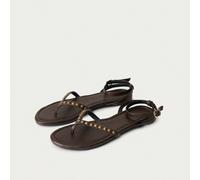 Sandali infradito con borchie in marrone cioccolato con accenti in piramide color oro antico - una silhouette audace ed elegante per uno stile da festival, streetwear primaverile o un look da ospite e