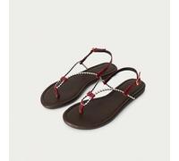 Sandali piatti con cinturino a T intrecciato in un design nautico bianco e nero con accenti bordeaux - una scelta sofisticata per un ospite estivo, una mattina di Eid o una passeggiata chic in primave