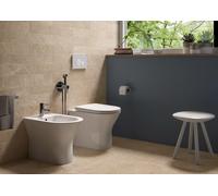 Sanitari filomuro in ceramica Mod. Resort RAK , copriwater