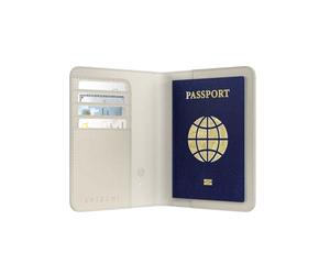 Satechi Custodia Passaporto da Viaggio con Find My con 4 Slot per Carte, Ricarica Wireless e Protezione RFID, Compatibile con App iOS Dov’è, Materiale Premium PU - Beige