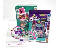 Sbabam Stick 'N Go, Pack 3 Braccialetti Bambini con Charm e 210 Stickers Olografici da Collezionare - Bracciale Bambina e Bambino da Personalizzare con Perline per Braccialetti, Filo Elastico, Età 6+