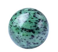 SBJKLYRN Sfera di Cristallo Decorativa, con Supporto Rubino Naturale in Sfera di Zoisite, Pietre preziose, Globo, Decorazione della Stanza, Wicca, Reiki, Chakra ed energia(5~6cm)