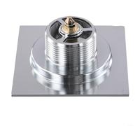 Scarico a pavimento integrato con profilo elegante e nucleo in ottone per un'installazione senza soluzione di continuità nei pavimenti del bagno contemporaneo