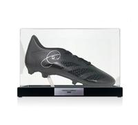 Scarpa da calcio autografata da Xavi Hernandez. Vetrina con targa
