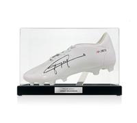 Scarpa da rugby firmata da Jonny Wilkinson: JW10. Vetrina con targa