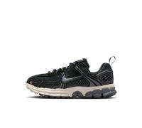 Scarpa Nike Vomero 5 con dettagli dal design rifrangente - Ragazzo/a - Nero 37.5