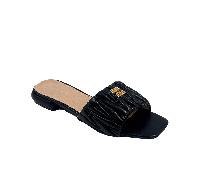 Scarpe da donna flat Scopri la combinazione perfetta tra stile e comfort con questo sandalo dal design sofisticato. La fascia imbottita con cuciture decorative aggiunge un tocco di distinzione, mentre