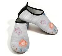 Scarpe da spiaggia per donne e uomini, ad asciugatura rapida, traspiranti, per nuoto, antiscivolo, a piedi nudi, per surf in piscina, pesci tropicali, oceano, corallo su legno grigio, Grigio Arancione