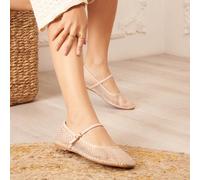 Scarpe piatte estive alla moda in rete con strass e trasparenze La bellezza della casa è la bellezza delle ballerine e la loro silhouette. La bellezza degli sposi è il tema principale, il design è div
