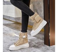 scarpe sportive beige con tomaia alta, suola spessa e tasca laterale - look utilitaristico e design audace Cette basket montante beige rivisita i codici dello streetwear con un tocco pratico e marquée