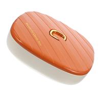 Scatola da dadi divisa con snack a piatto di frutta coperchio che servono la