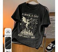 Scelte estive per taglie forti: una semplice t-shirt casual lavata con collo rotondo e stampa, perfetta per l'uso quotidiano; una stampa fantasy a tema drago; una stampa di un castello gotico per l'es