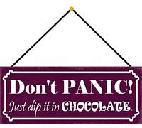 Schatzmix Blechschild Don't Panic. Just Dip it in Chocolate Metallschild 27x10 mit Kordel Targa di Metallo da Parete, Lamiera, Multicolore, 27x10 cm