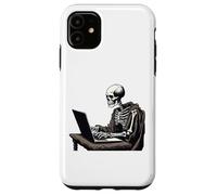 Scheletro di codifica per sviluppatori web davanti al computer portatile Halloween Custodia per iPhone 11