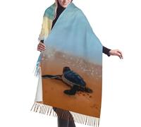 Sciarpa con frange in cashmere e spiaggia sabbiosa con tartaruga marina al tramonto tropicale. Le sciarpe in seta autunnali e invernali sono super calde e morbide. Un accessorio di moda ideale come