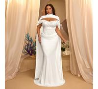 Sciarpa di lusso taglie forti elegante e glamour, completamente bianca, in pizzo con patchwork in raso, con perline e lavorazioni artigianali, scollo a cappuccio drappeggiato, aderente con orlo a sire