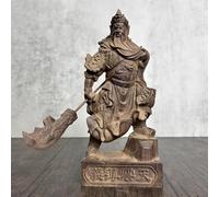 Scolpita in legno di agar, questa è una statua di Guan Gong, nota per la sua rettitudine e lealtà. È anche una mascotte feng shui per il soggiorno e l'ufficio, che simboleggia il Dio della ricchezza e