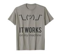 Scrollare Le Spalle It Works On My Machine Funny Programmer Excuse Design Maglietta