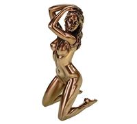 Scultura di donna inginocchiata con mani sulla testa, bronzata