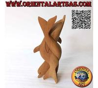 Scultura di una coppia di delfini intrecciati tra loro in legno di ibisco cm.20