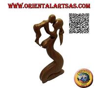 Scultura di una mamma che solleva al cielo e bacia il suo bambino in suar 40 cm