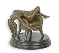 Scultura In Bronzo Femminile In Posizione Sdraiata Su Un Divano H 17,5 Cm