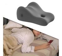 Sdraiati sul cuscino del letto, cuscino prono per guardare film in
